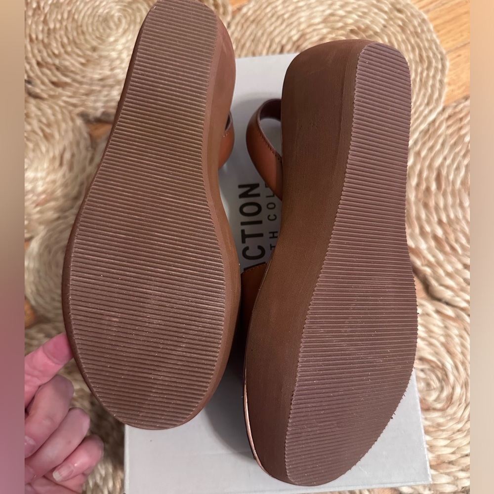 NWT Kenneth Cole Reaction Shine Slingback Wedge Sandal, Size 7.5 Tan - Picture 6 of 6
